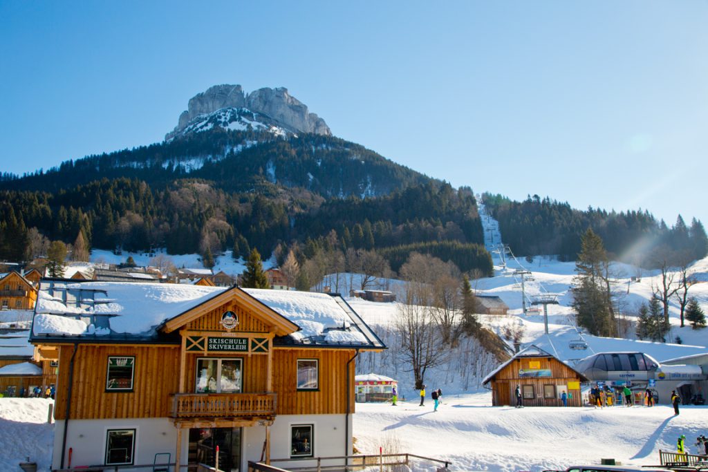 Skischule und Skiverleih im Winter, Blick auf den Loser